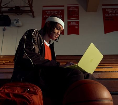 Apple-MacBook-Neo-lifestyle-03-260304_big.jpg.large