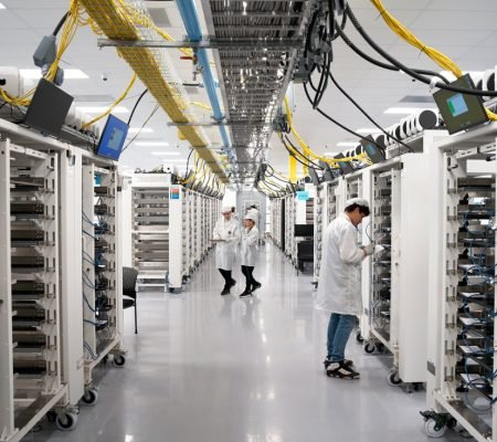 Apple-US-manufacturing-investment-Houston-data-center-assembly-line-03_big.jpg.large